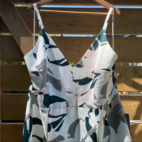 Plus size cocktail dress negative space plant print - Picture 2 of 11